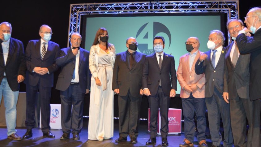 Tots els expresidents de l'ACPC amb el president de la Generalitat Pere Aragonès, la presidenta del Parlament Laura Borràs, i l'actual president de l'ACPC Francesc Fàbregas a l'esceneri del Gran teatre del Liceu