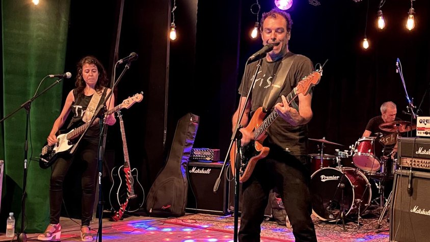 El festival començava amb l’actuació de Trist Trash Trio