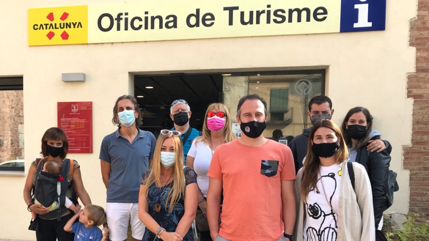 Imatge dels bloggers davant l'Oficina de Turisme