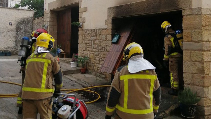Foc en un garatge de Rocafort de Queralt