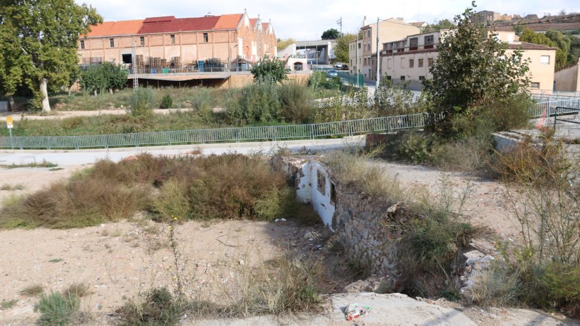 Vista general de les runes d'un restaurant i un celler de l'Espluga de Francolí, destruïts per la riuada, ara fa dos anys enrere.