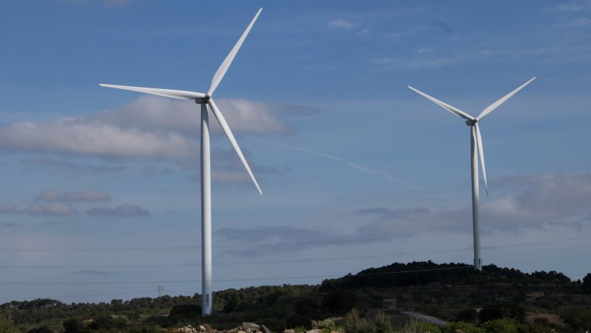 Pla obert de dos aerogeneradors