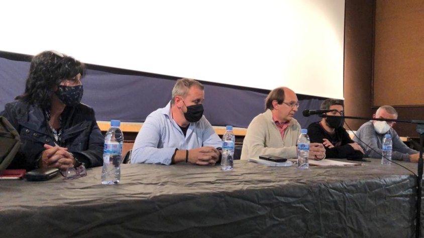 Un moment de la reunió amb l'alcalde intervenint