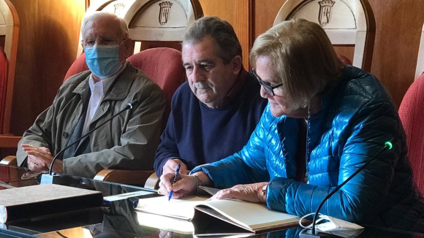 Núria de Gispert signant en el llibre d'honor de l'Ajuntament