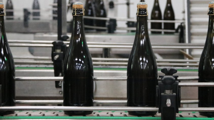 Pla obert d'una línia d'embotellament de cava.