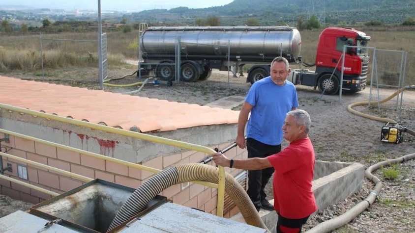 Imatge recent d'un camió cisterna abocant aigua al dipòsit municipal