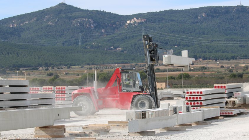 Pla tancat de maquinària transportant material a la fàbrica d'Hormipresa, empresa del sector de la construcció industrialitzada en prefabricats de formigó, al Pla de Santa Maria