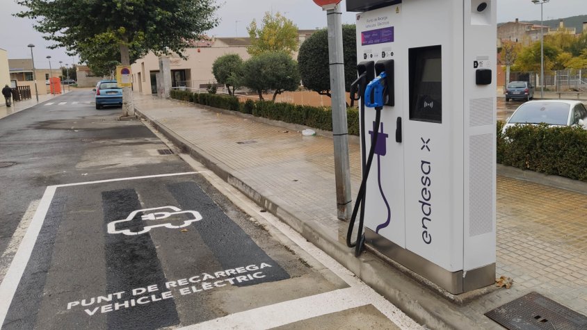 El consistori està acabant d’instal·lar un punt de recàrrega per a cotxes elèctrics