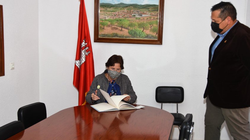 La doctora signant en el Llibre d'Honor del consistori