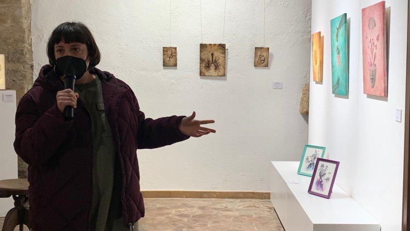 L'artista dirigint-se als presents