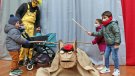 Els més petits i petites de Montblanc han gaudit fent cagar el Tió