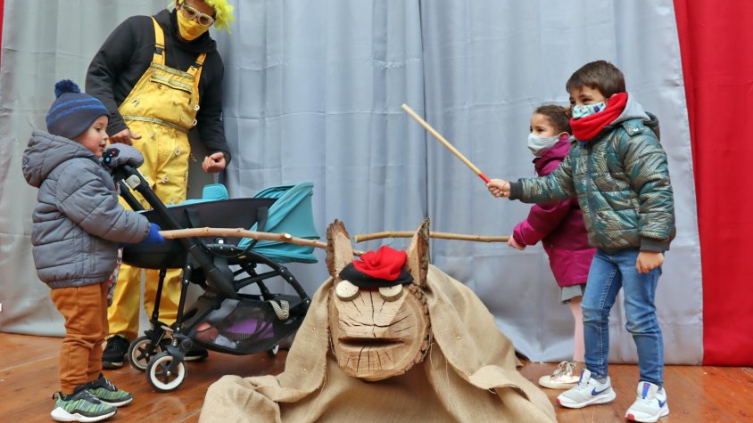 Els més petits i petites de Montblanc han gaudit fent cagar el Tió