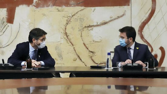 El president del Govern, Pere Aragonès, amb el vicepresident, Jordi Puigneró, durant la reunió del Consell Executiu del 4 de gener de 2022