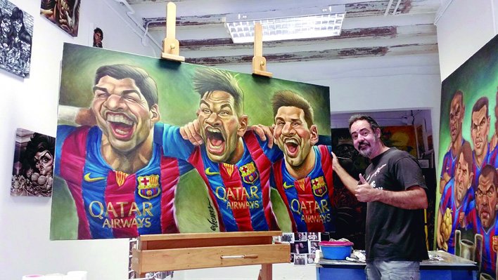 Imatge de Joan Vizcarra amb la seva obra "Tridente"