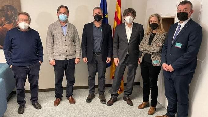 Imatge dels sis presidents de l'AMI amb Puigdemont