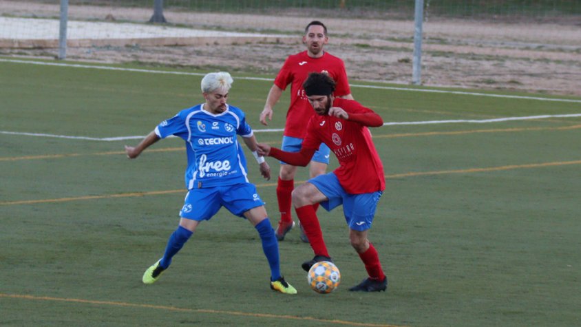 Un moment del disputat matx