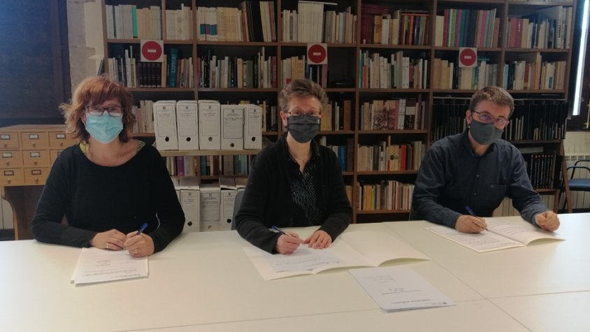 Montse Gomà, directora de l'Arxiu Comarcal, amb els cedents, Jordi Monfar i Mercè Monfa