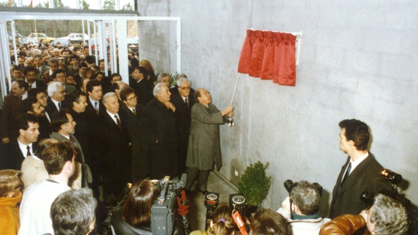 Imatge de Jordi Pujol descobrint la placa commemorativa de la inauguració