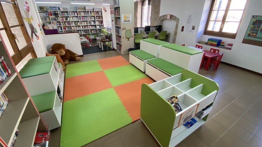 Aspecte del nou mobiliari de la biblioteca