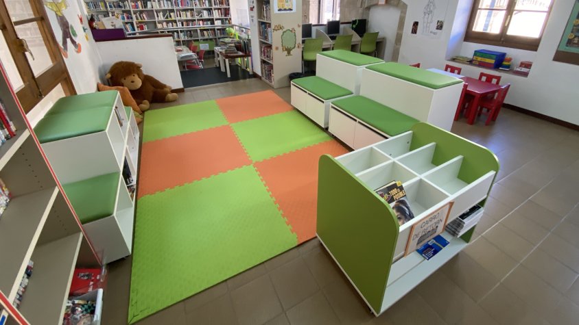 Espai Bebeteca a la Biblioteca Mossèn Ramon Muntanyola de l'Espluga de Francolí