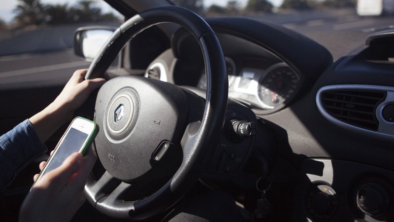 Les policies de trànsit vigilaran durant aquesta setmana les distraccions en la conducció i el compliment dels semàfors