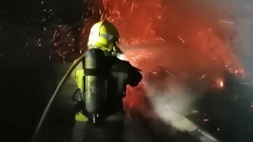 Cremen unes antigues quadres als afores de Santa Coloma