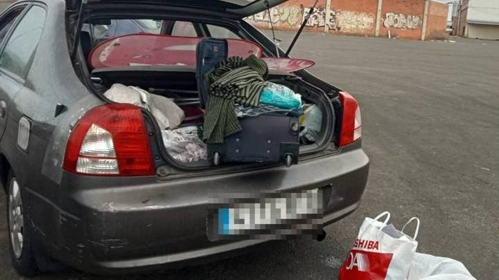 Roba i productes falsificats en un vehicle aparcat prop del mercat de Torrefarrera