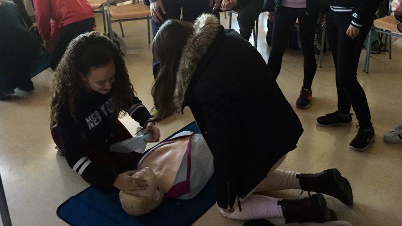 Els primers auxilis entren a les aules dels centres de secundària de la comarca