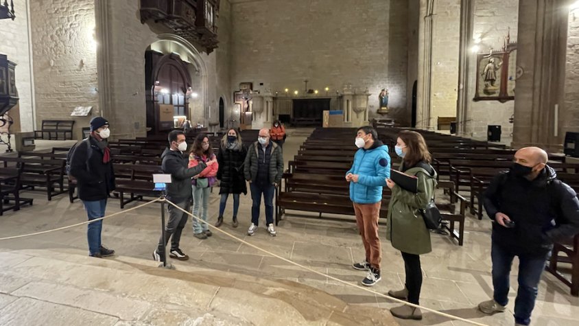 L’equip del Festival ha visitat la vila Ducal acompanyat dels regidors Santi Porta i Núria Besora per conèixer els escenaris dels concerts