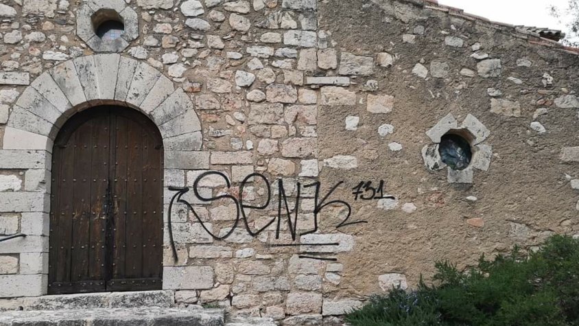 Imatge dels actes vandàlics que ha patit l'ermita de Vilaverd.