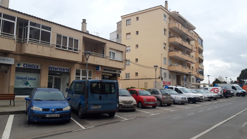 Zona d'estacionament invertit del carrer Muralla Santa Tecla de Montblanc on s'hi posarà zona verda