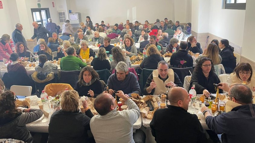 Imatge general de la calçotada viscuda a Vallclara