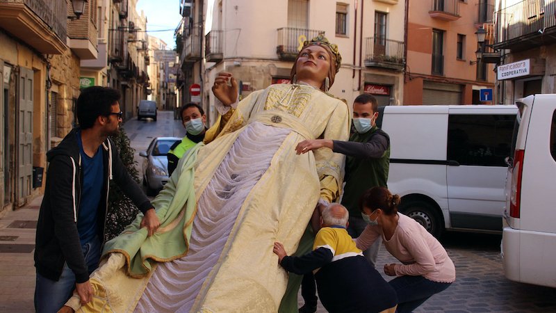 Trasllat de la geganta Beatriu al taller de restauració