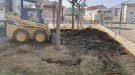 Sarral substitueix la gespa natural de la piscina amb l’objectiu d’estalviar aigua