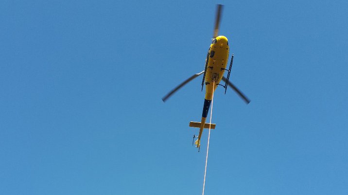 Endesa utilitza un helicòpter per reformar una línia elèctrica als municipis de Vilaverd i Montblanc