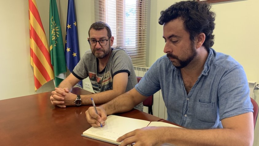 Marc Rovira signant al llibre d'honor de l'Ajuntament de Llorac