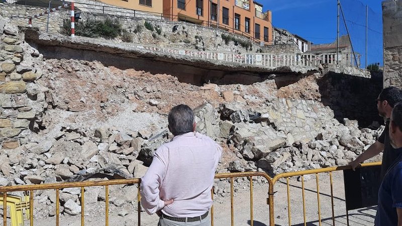 L'alcalde Josep Andreu, contempla la situació del mur
