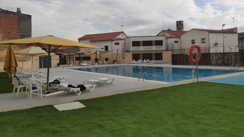 Imatge del millorat recinte de la piscina