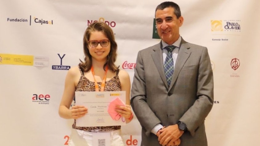 La Carla, orgullosa amb el seu diploma