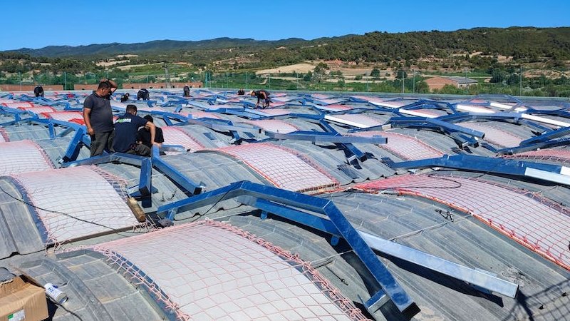 Imatge dels treballs d'instal·lació que s'estan duent a terme