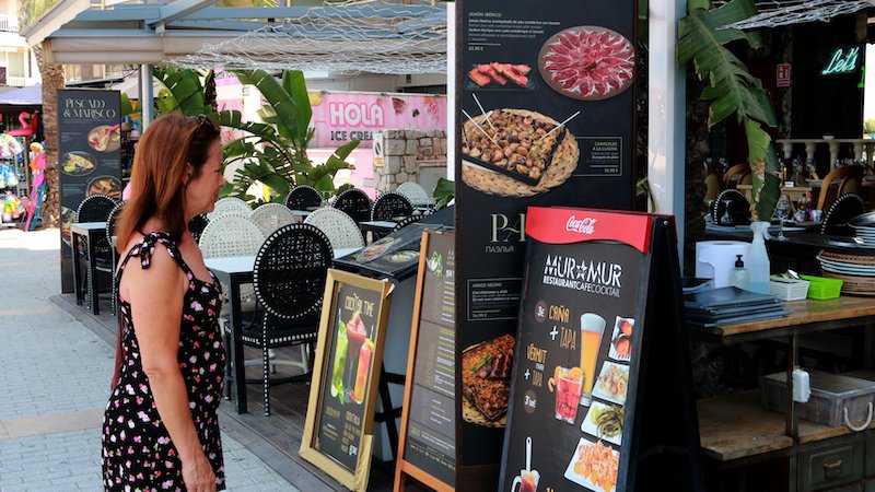 La restauració tarragonina recupera la tendència anterior a la pandèmia, amb més ocupació a la costa que a l’interior