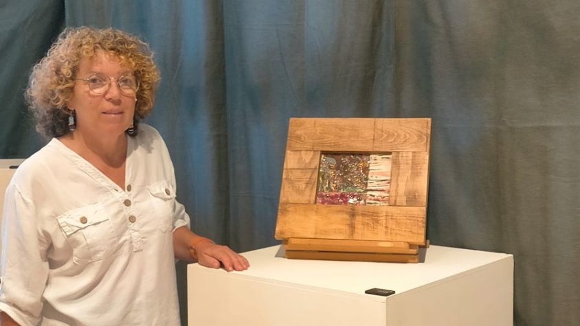 Isabel Boltà davanti d'una de les obres que es poden veure a l'exposició