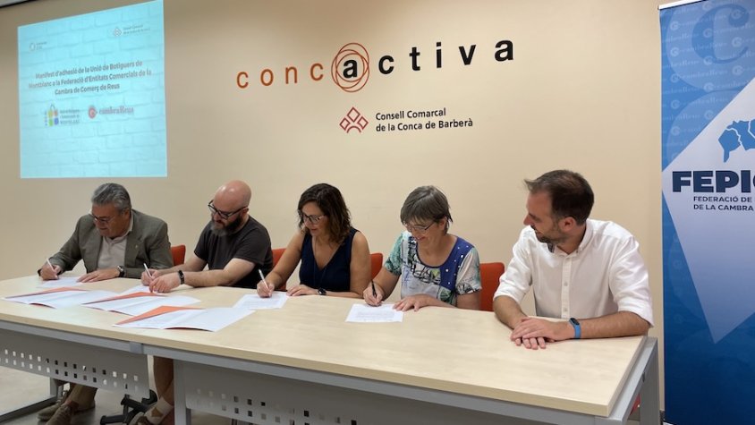 Un moment de l'acte de signatura