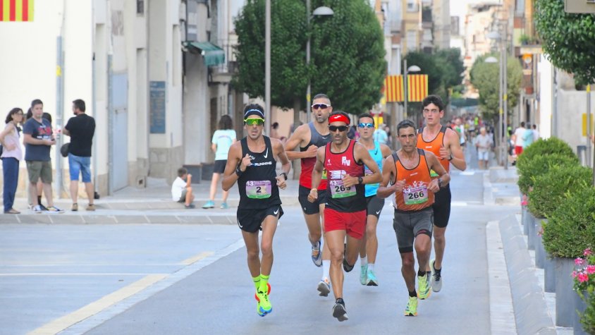 Imatge dels corredors que lideraven la cursa, durant els primers quilòmetres