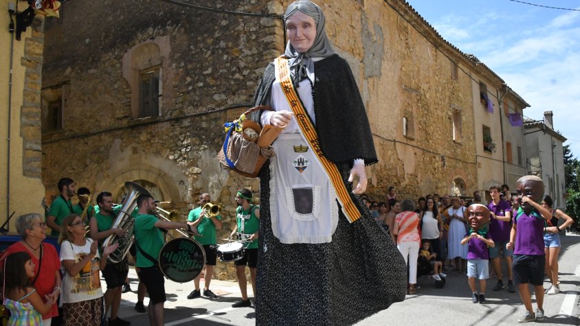 Animada cercavila amb la Colla Gegantera a Vilanova de Prades per la festa major