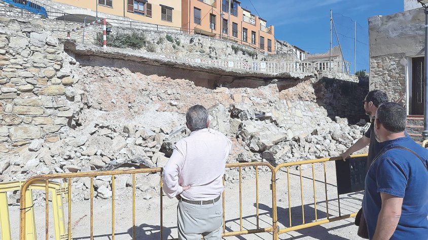 L’alcalde visitant els terrenys en la què s’arrenjarà la pista poliesportiva