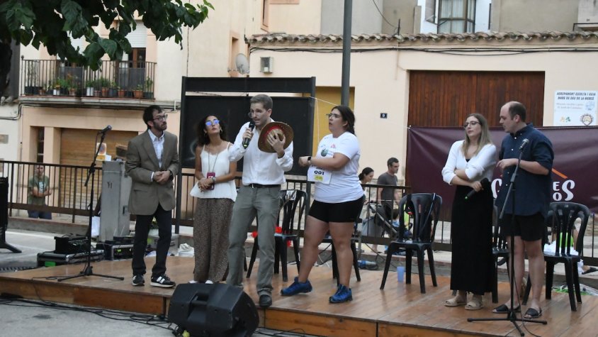 Batalla de galls entre Josep Andreu i Oriol Pallisó en els versots del ball de gitanes i gitanos de Montblanc 