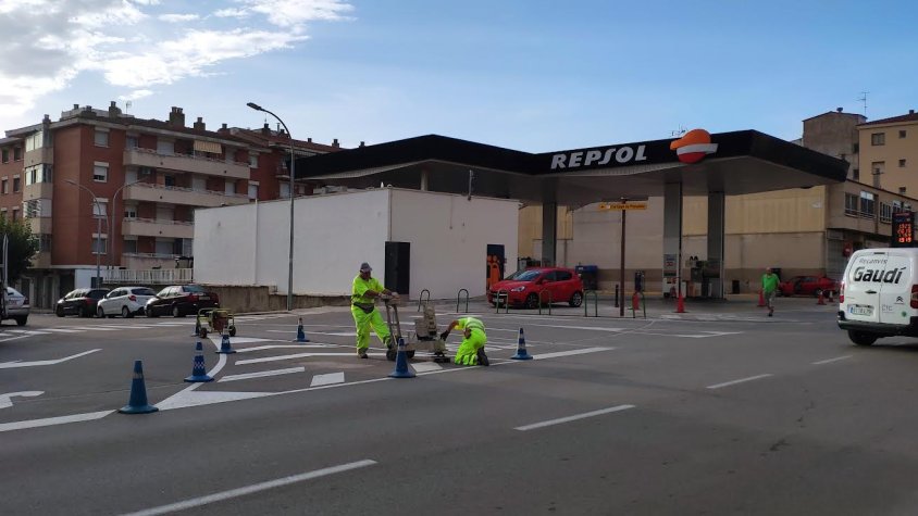 Comencen les obres d'una rotonda al carrer Batlle Dionís Mestre amb la Muralla de Santa Tecla