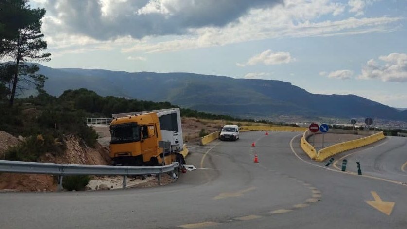 Un conductor d'un camió ferit greu en una sortida de via a la N-240 a Montblanc