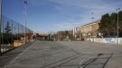Es canviarà el paviment i se substituirà el tancat de la pista poliesportiva de Barberà